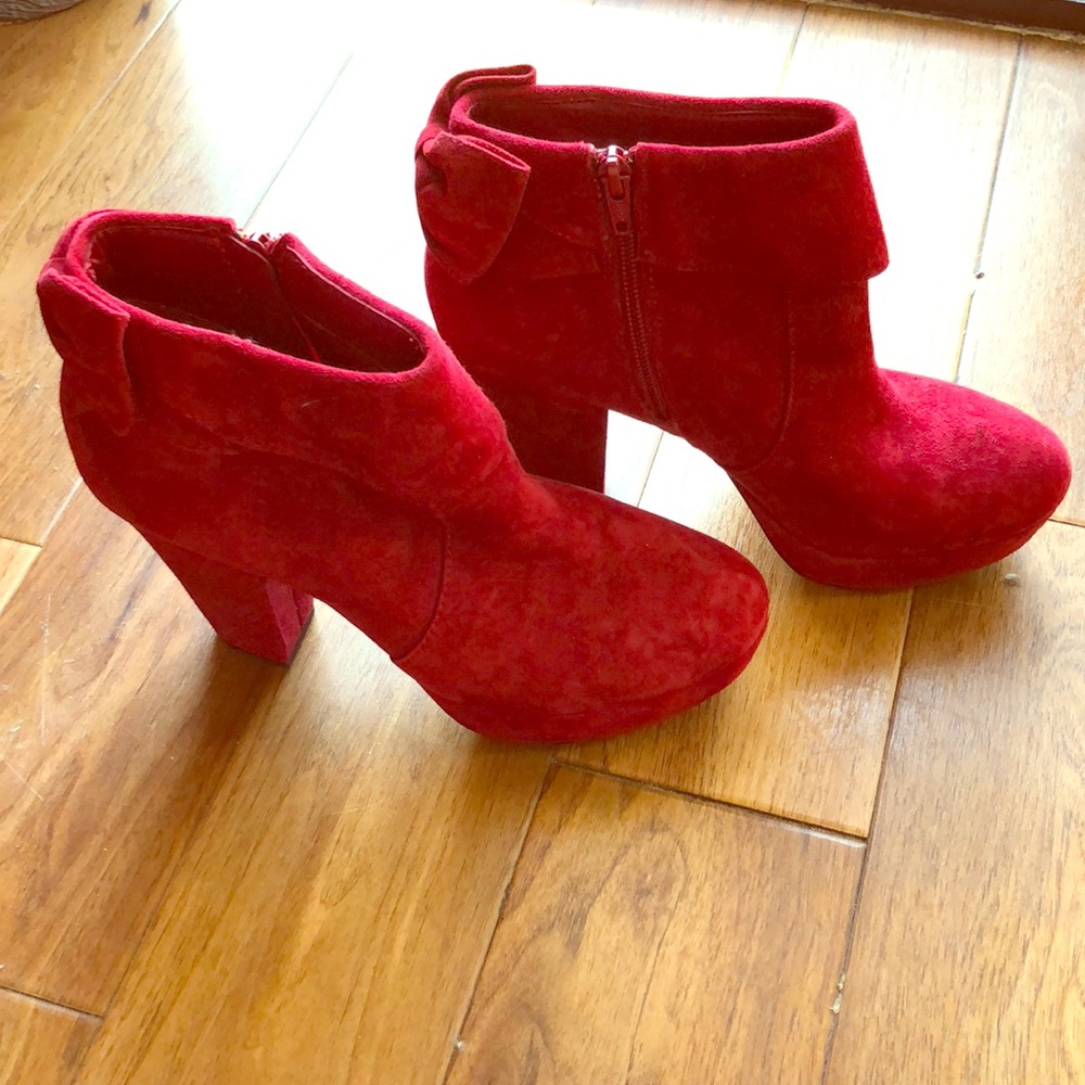 Super cute platform bootie red suede